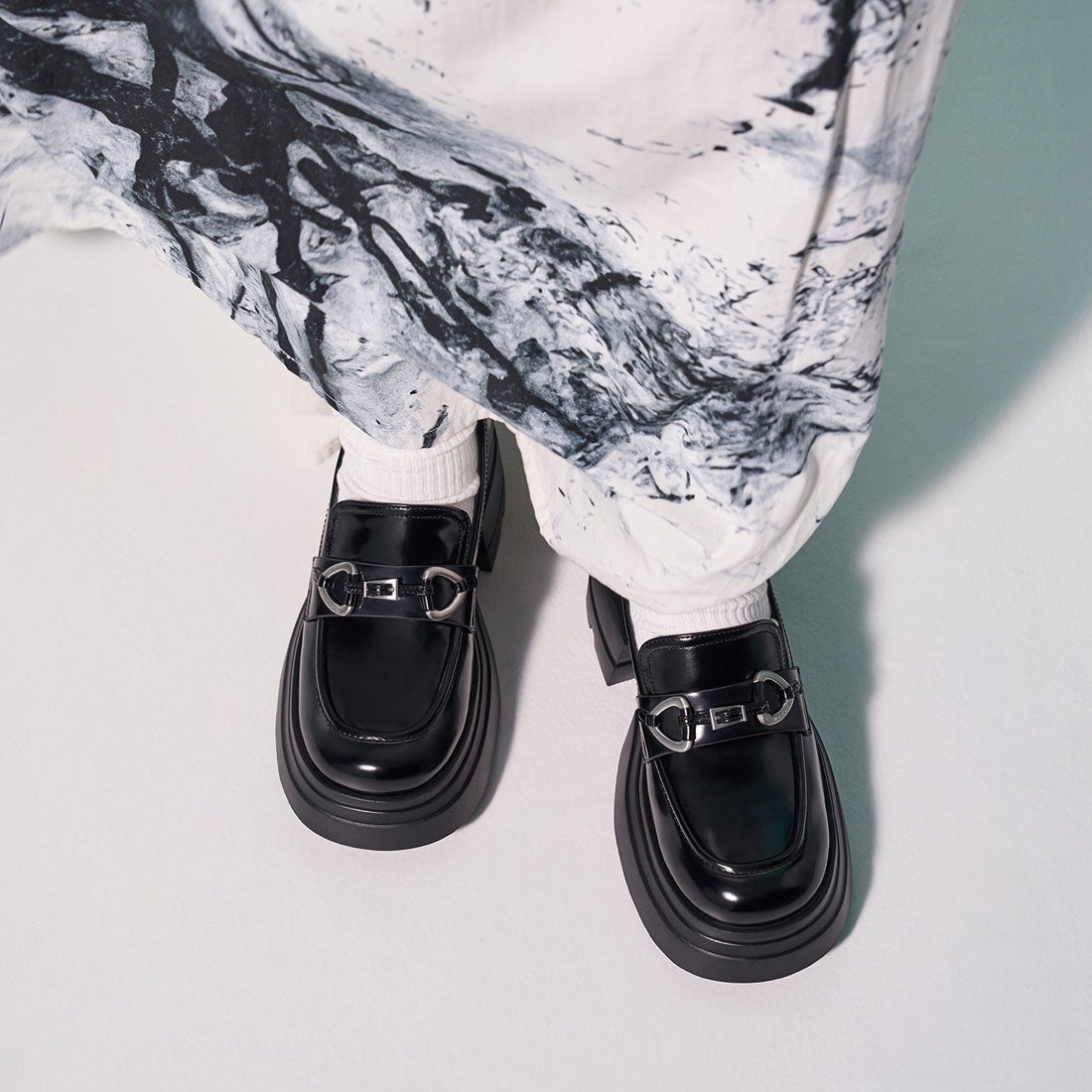 CHARLES & KEITH メタリックアクセント チャンキープラットフォーム