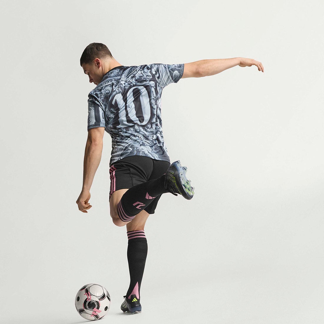 adidas ユベントス 25/26 プレマッチ ジャージー(ブラック) QY728