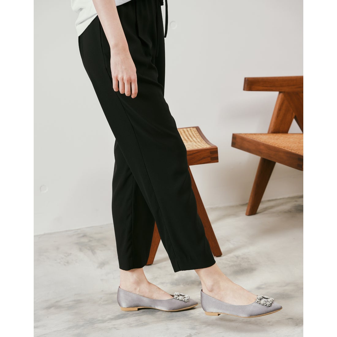 フラット ビジューバックル パンプス （グレー サテン） -Emma Francis