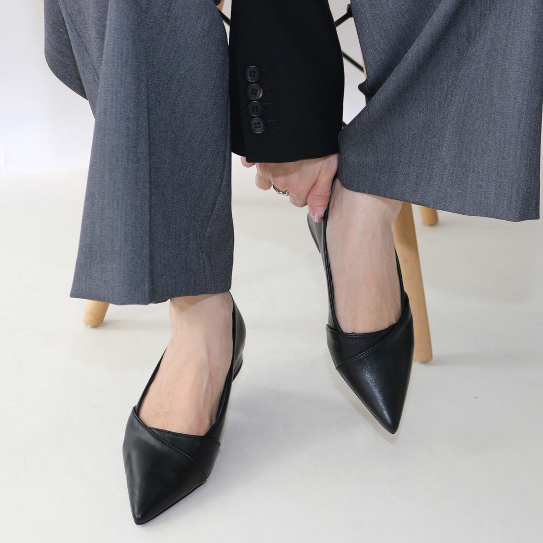 フィン Fin ポインテッドトゥ切換えフラットシューズ【低反発スポンジ