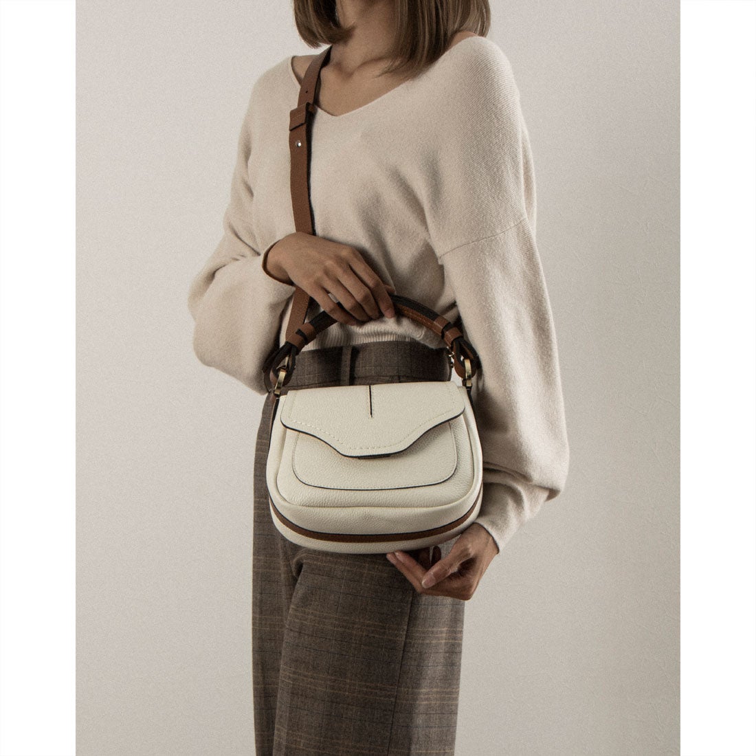 ロリステッラ LORISTELLA シュリンクレザーフラップバッグ （キャメル