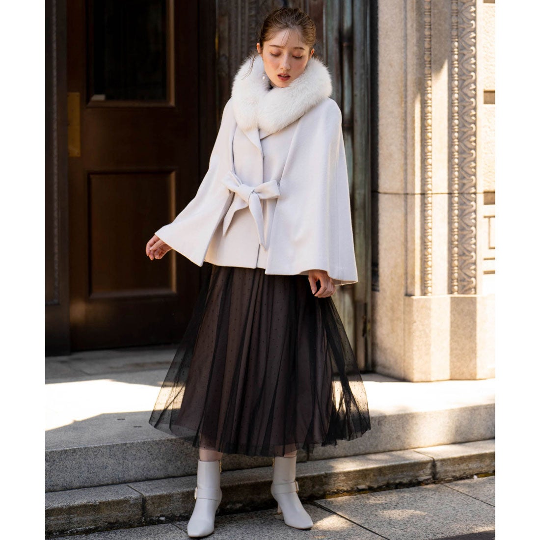 ノエラ NOELA ファースリットケープコート （オフホワイト