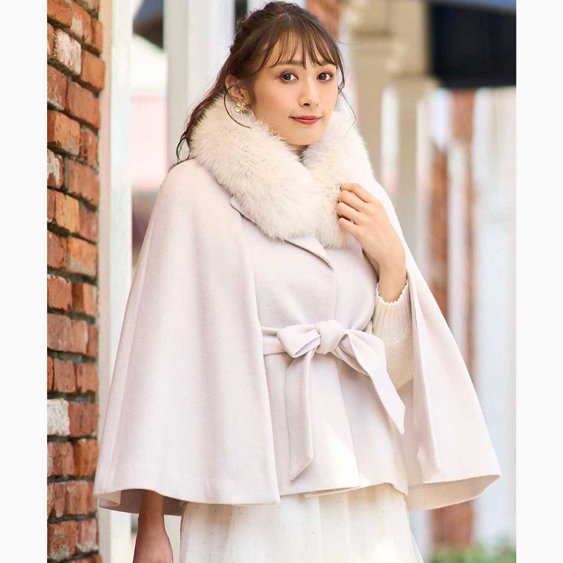 ノエラ NOELA ファースリットケープコート （オフホワイト