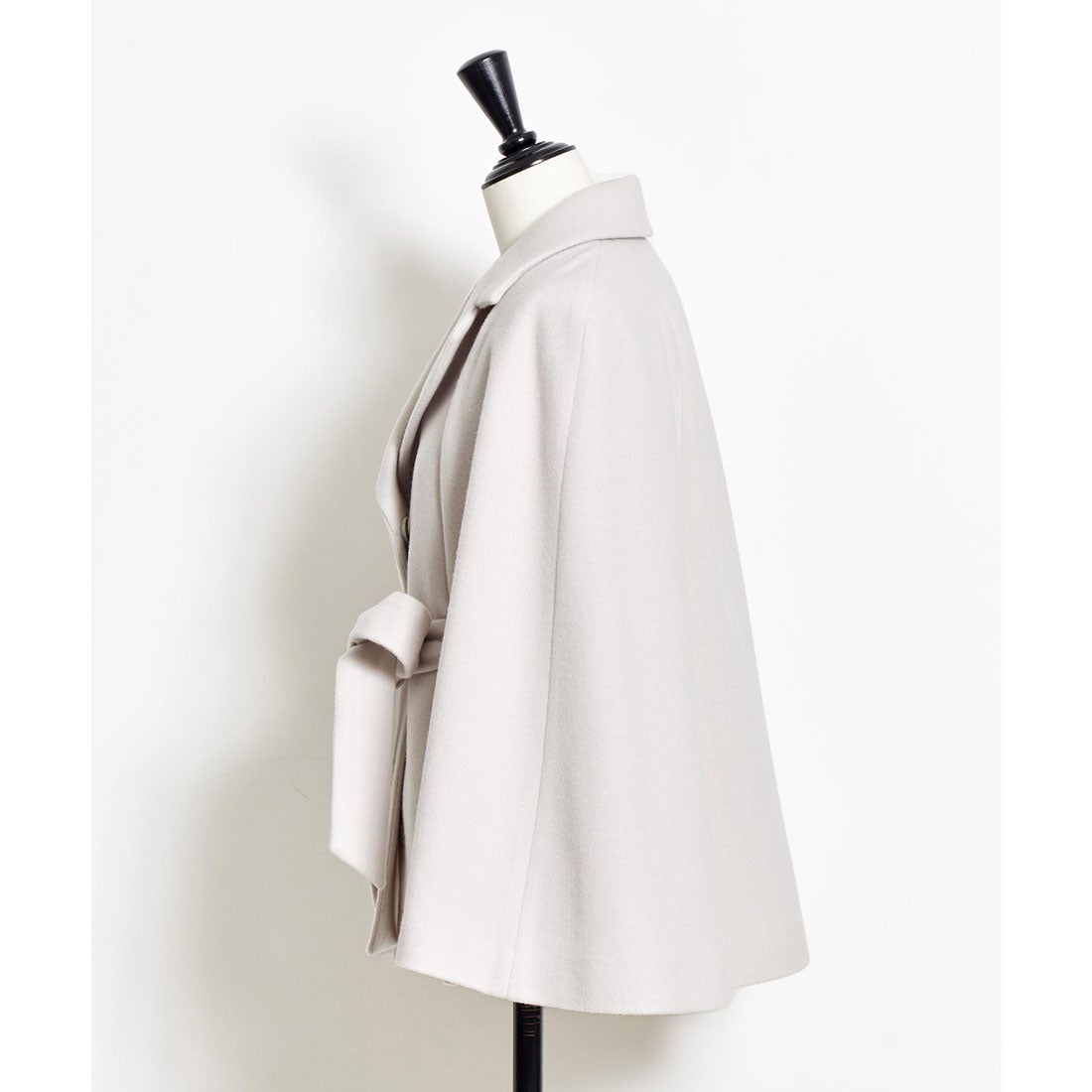 ノエラ NOELA ファースリットケープコート （オフホワイト