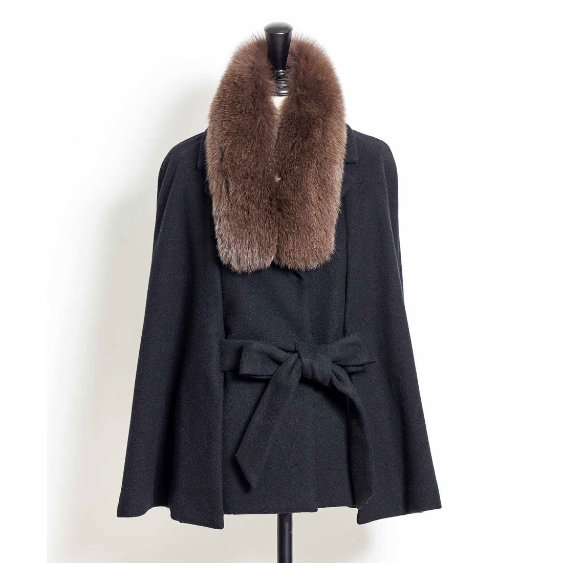 ノエラ NOELA ファースリットケープコート （ブラック） -靴