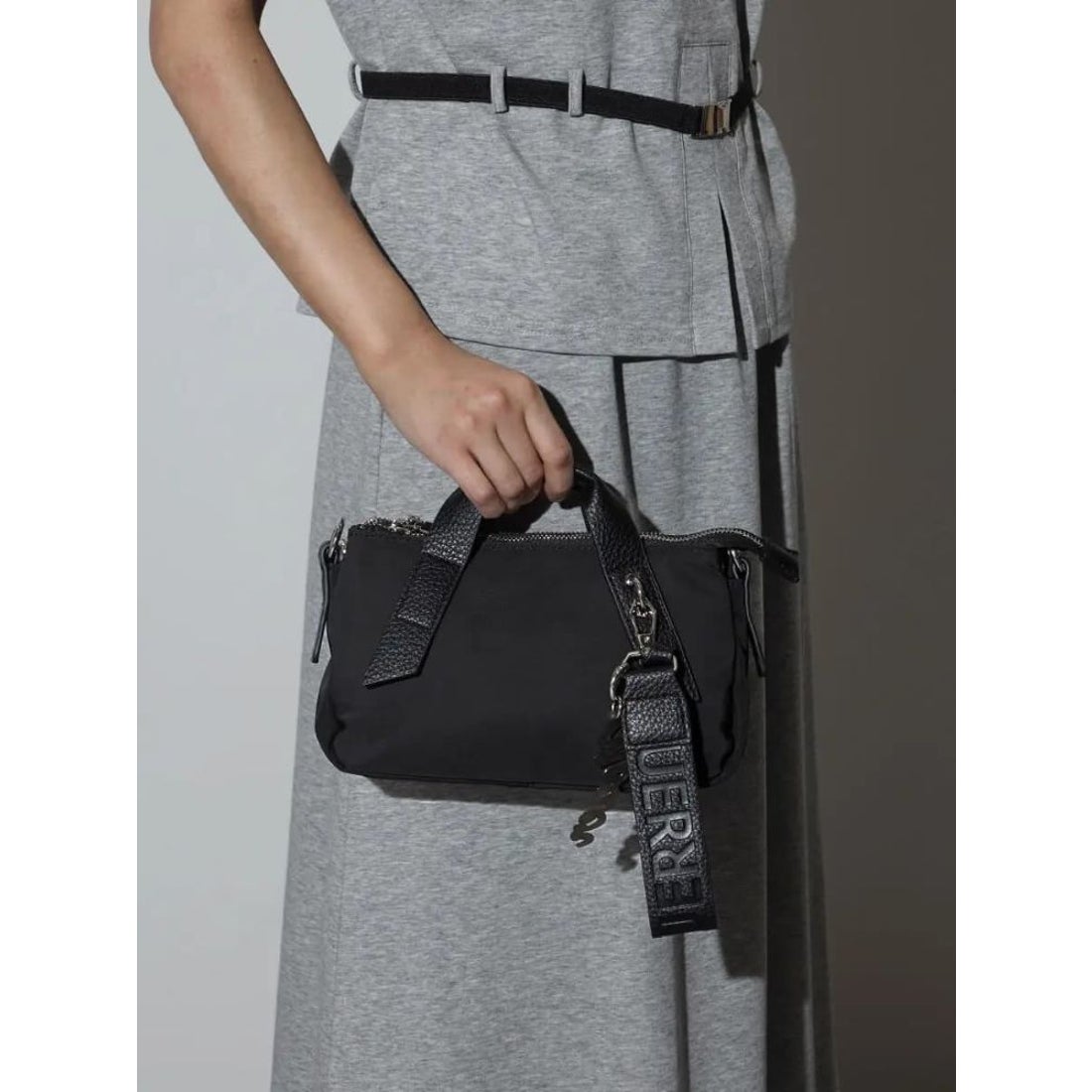 ヌエール nouer チャーム付きミニ2Wayバッグ （ブラック） -靴