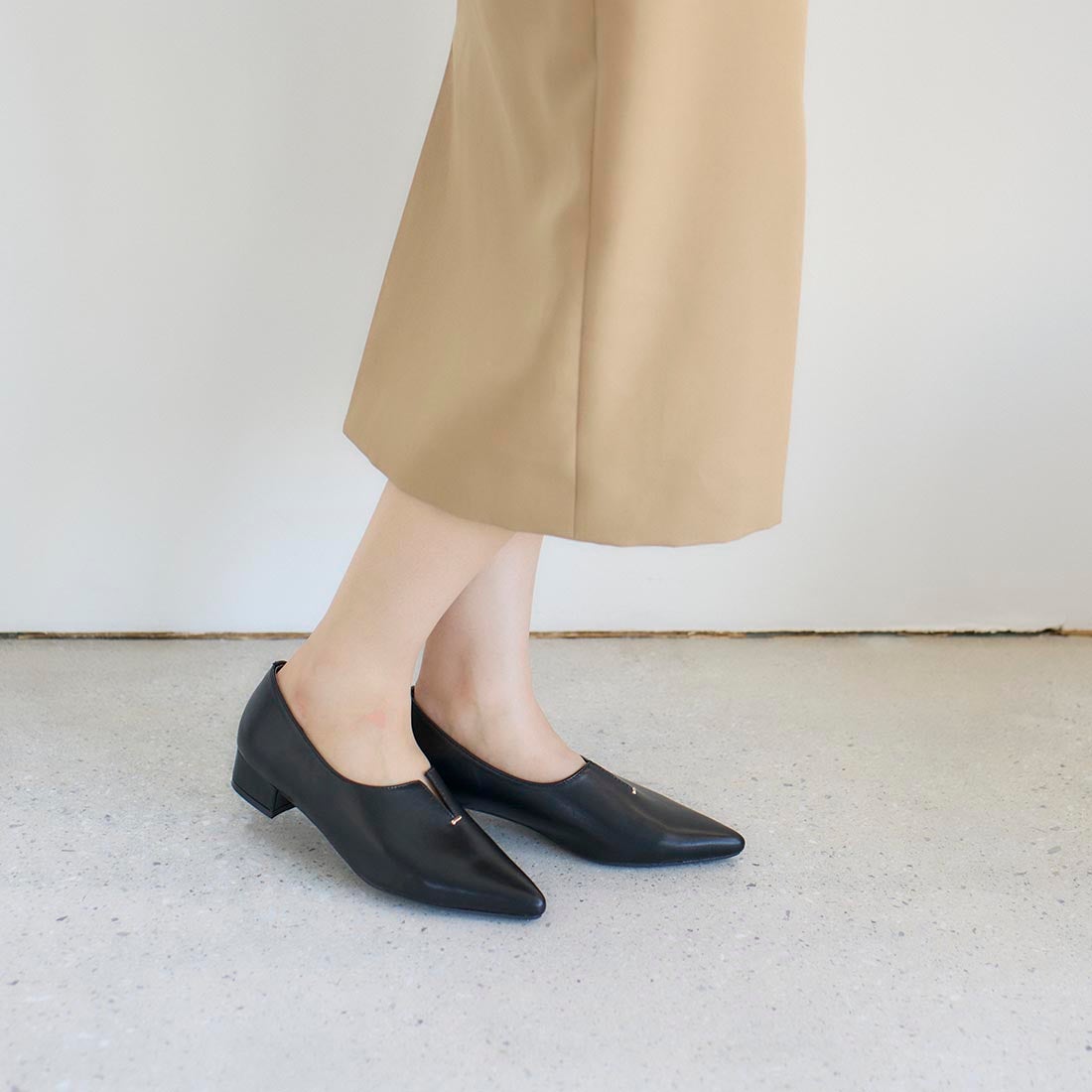 ノヤウ noyau ポインテッドトゥスリットフラットパンプス （ブラック