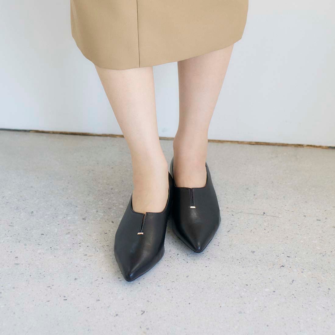 ノヤウ noyau ポインテッドトゥスリットフラットパンプス （ブラック