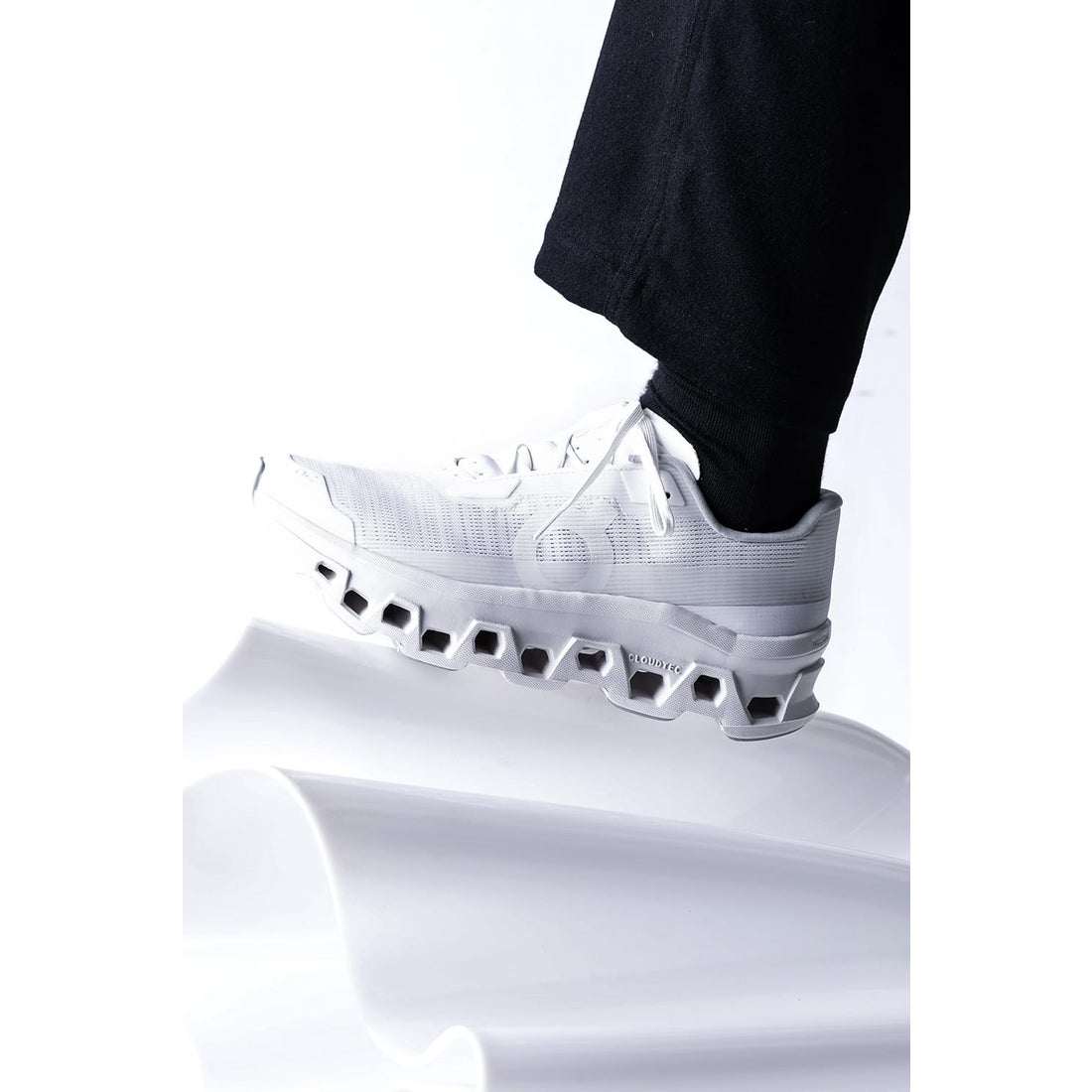 オン On Cloudmonster Void レディース （White/White） -FASCINATE