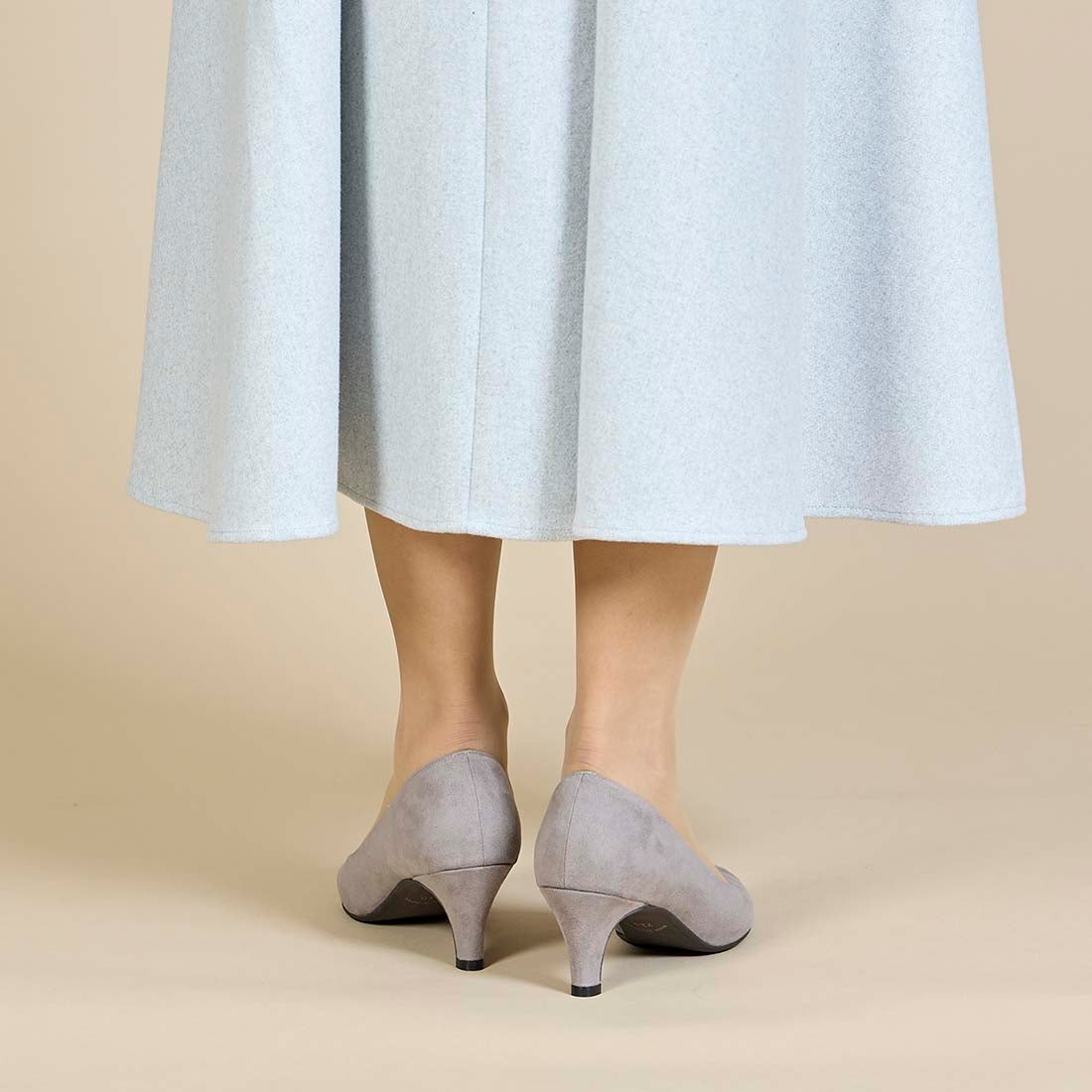 ピッティ Pitti ラウンドトゥプレーンパンプス （グレースエード） -靴