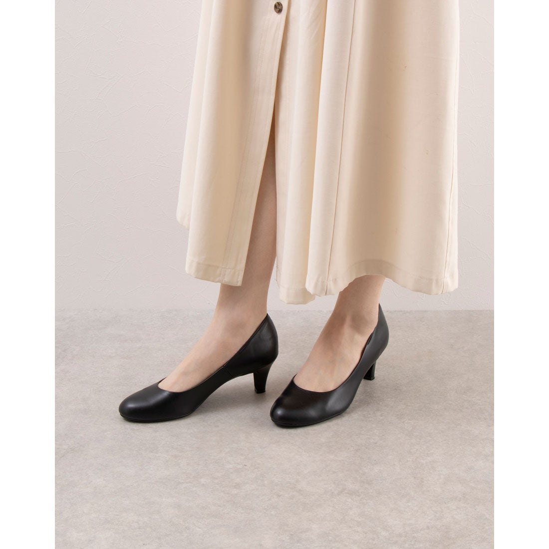 ピッティ Pitti ラウンドトゥプレーンパンプス （グレースエード） -靴