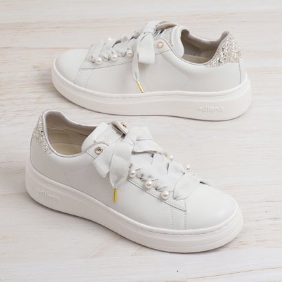 プラスダイアナ ＋diana パールビジュー付きリボンスニーカー （白人工