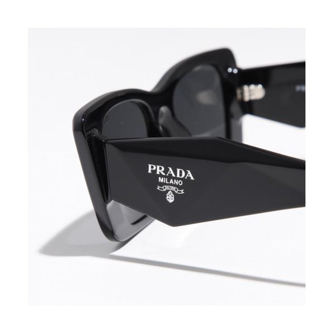 プラダ PRADA PRADA サングラス SPR 08Y キャットアイ型トライアングル