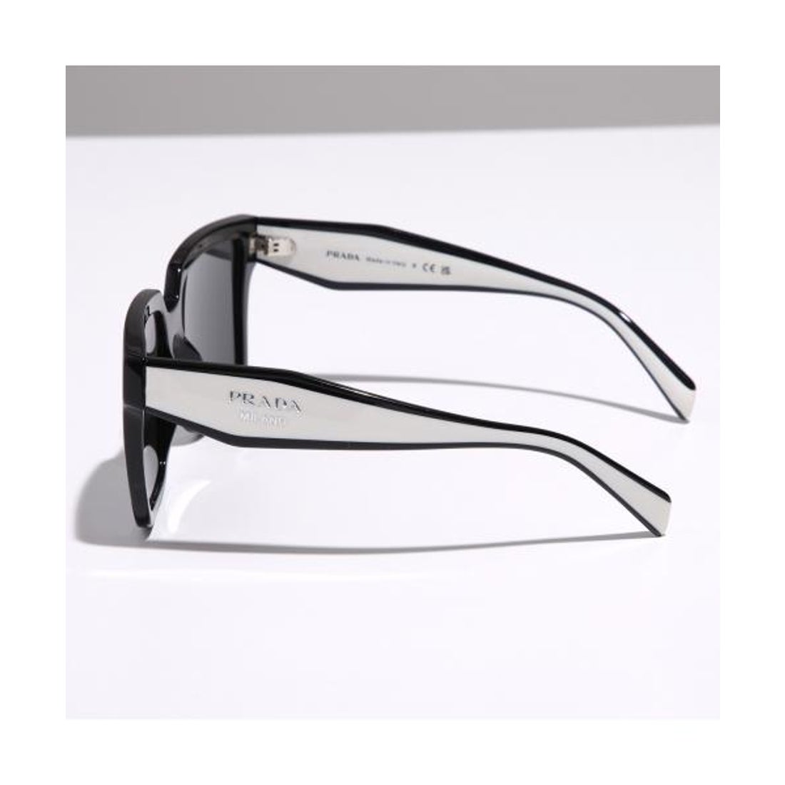 プラダ PRADA PRADA サングラス SPR 24Z ロゴ （1AB-5S0/BLACK