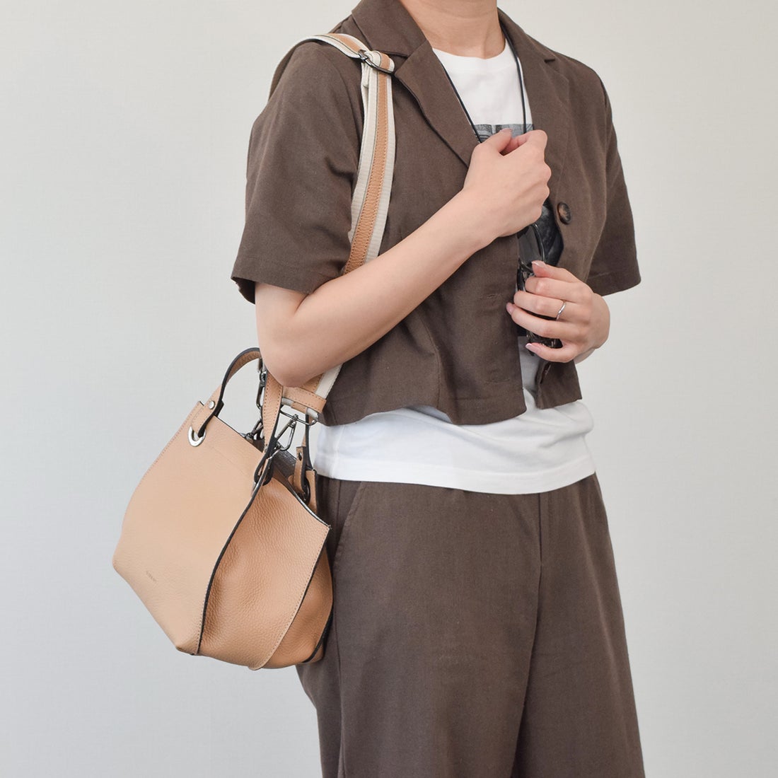 リパーニ RIPANI ミディアムサイズレザーハンドバッグ （キャメル