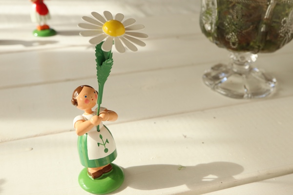 花を持つ少女エキナセア – ドイツ・ザイフェンの木のおもちゃ seiffen