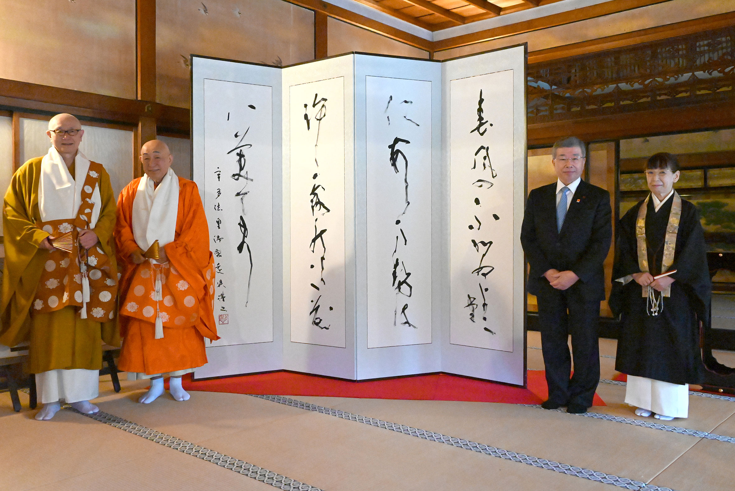 黒田賢一先生 世界文化遺産・仁和寺へ作品奉納 | 新着情報 | 正筆会