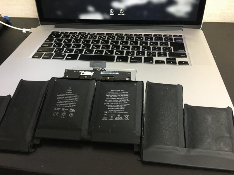バッテリーが膨張して背面パネルが外れたMacBookを修理！ - MacBook