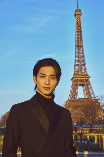 横浜流星、2025年カレンダーはパリ！ 購入特典も | cinemacafe.net