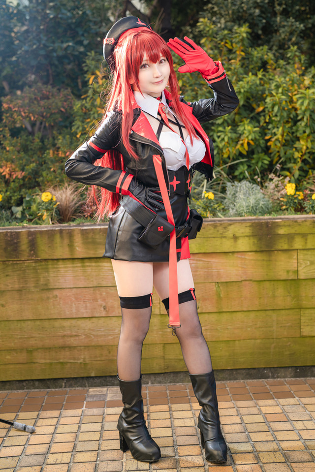 コスプレ】真っ赤な髪にパンクテイストの黒衣装！カッコ良さとセクシー
