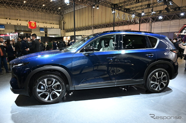 マツダ『CX-5』新型、初公開の新色「ネイビーブルーマイカ」を引っさげ