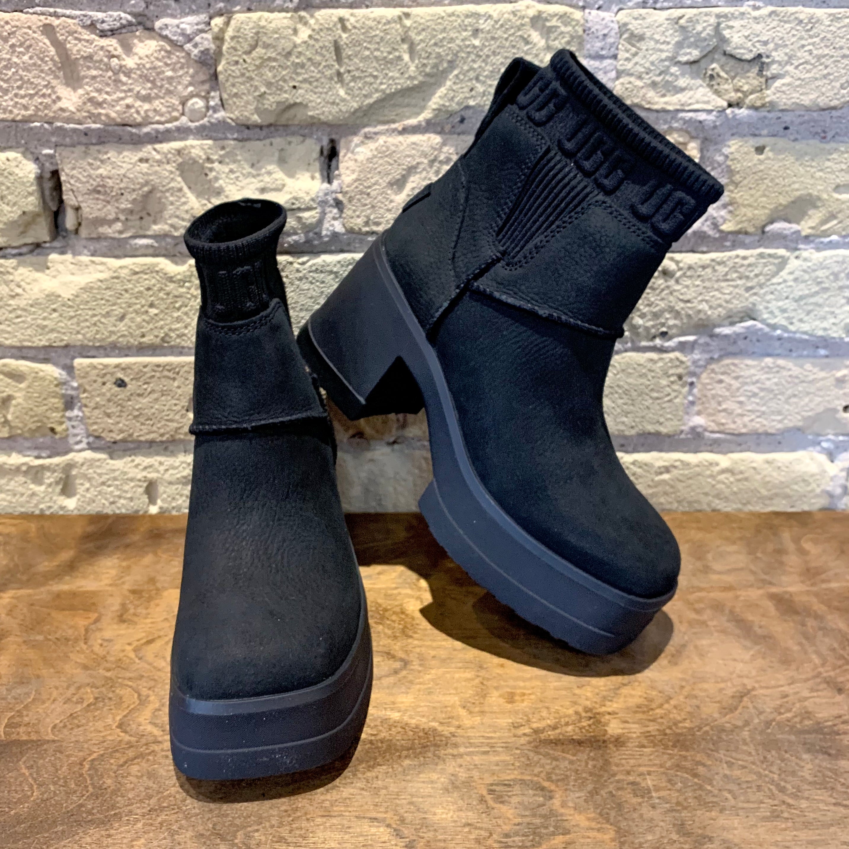 UGG Women's Moxy Chelsea Boot – (shōō)