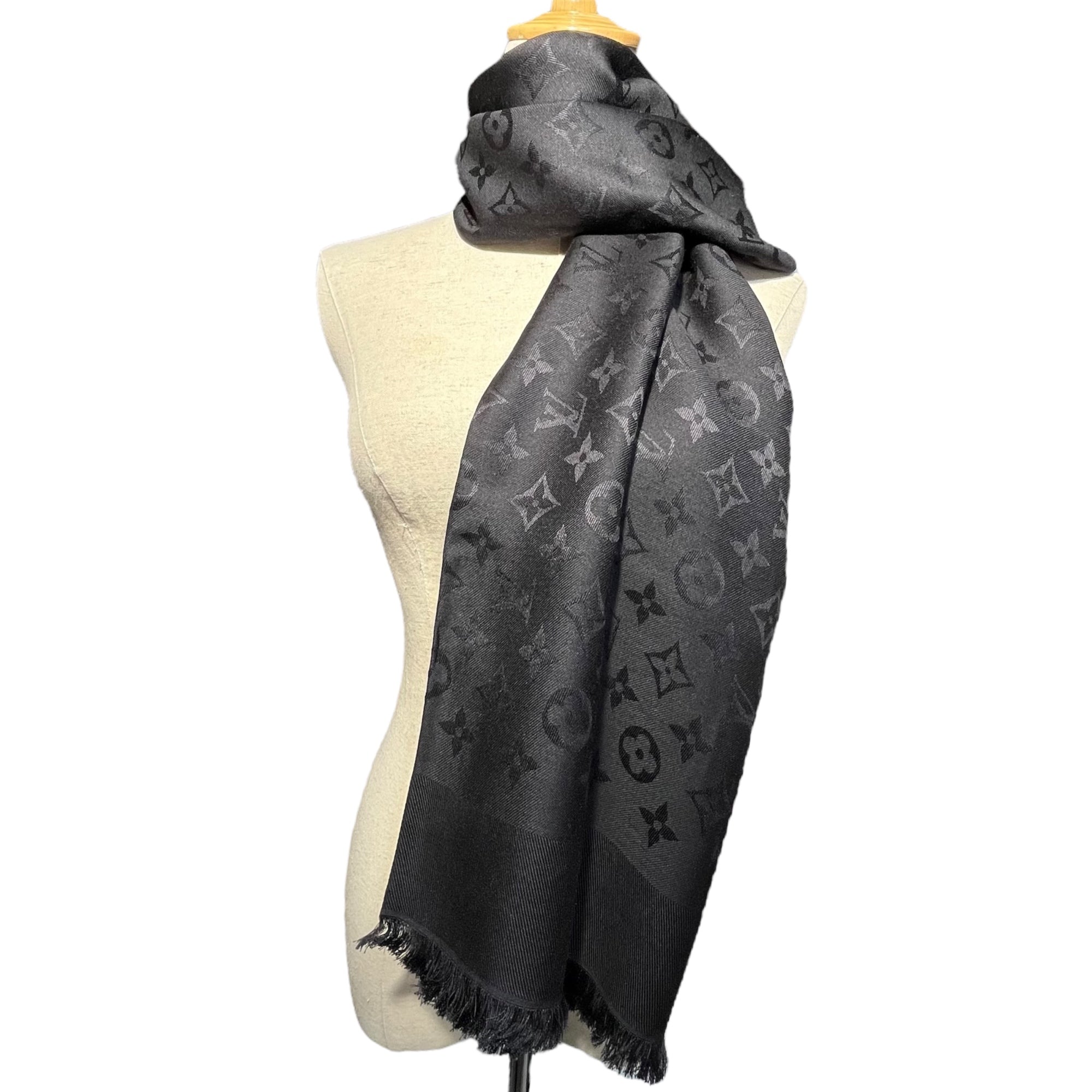 LOUIS VUITTON(ルイヴィトン) Shawl monogram ショール・モノグラム