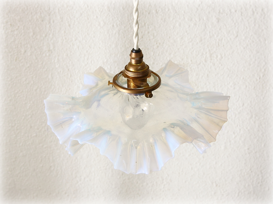 オパールセントガラス フリル ペンダントランプ｜アンティーク家具