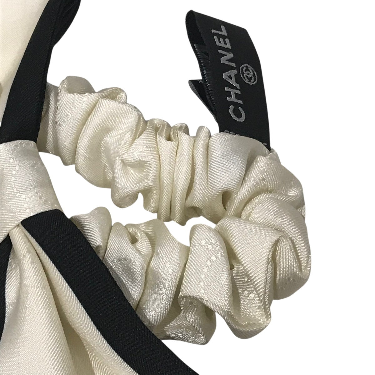 CHANEL(シャネル) リボンシュシュ ホワイト×ブラック｜【公式