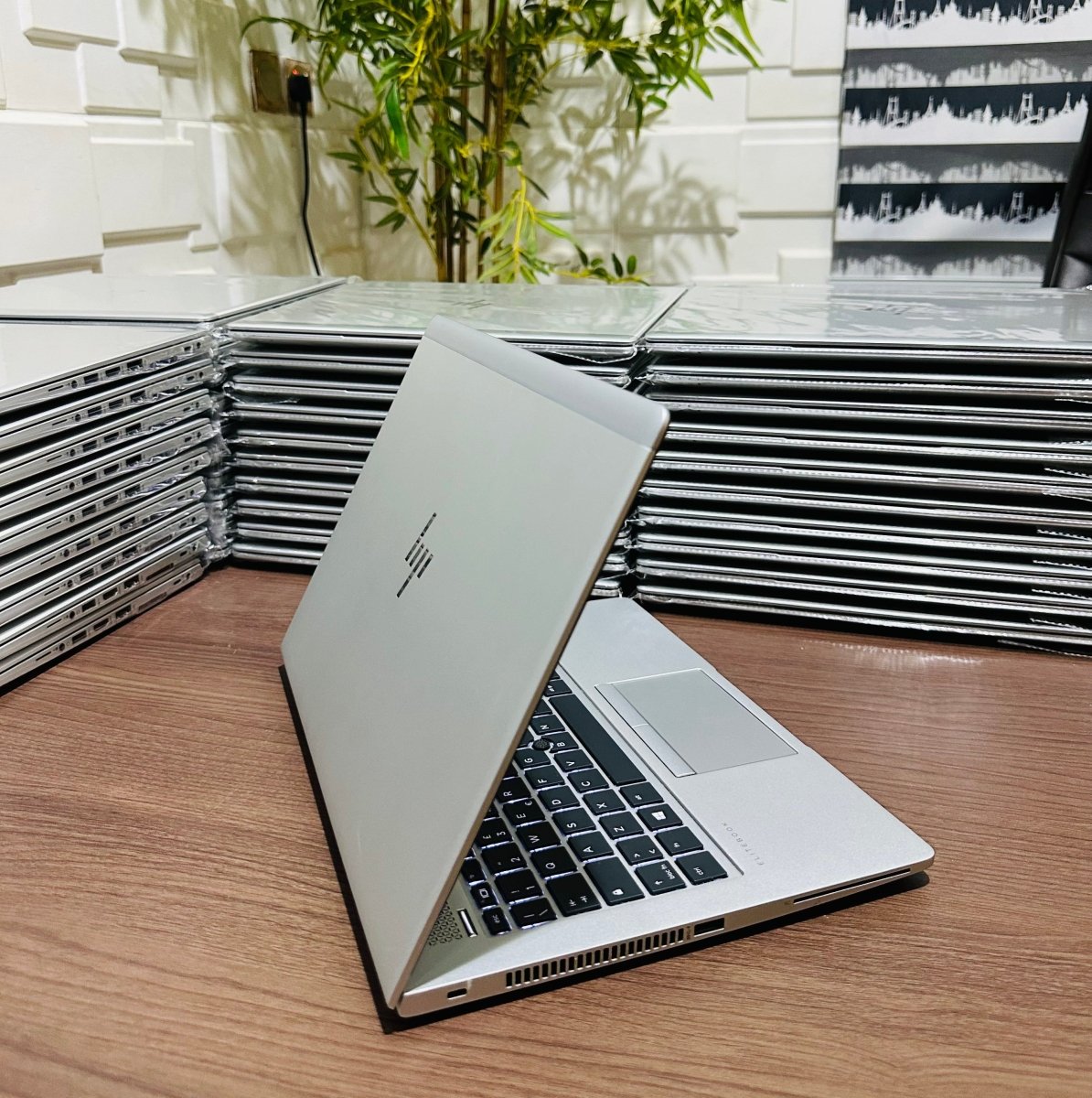 HP EliteBook 830 G6 - 8th Gen. Intel Core i5 - 256GB SSD - 8GB RAM