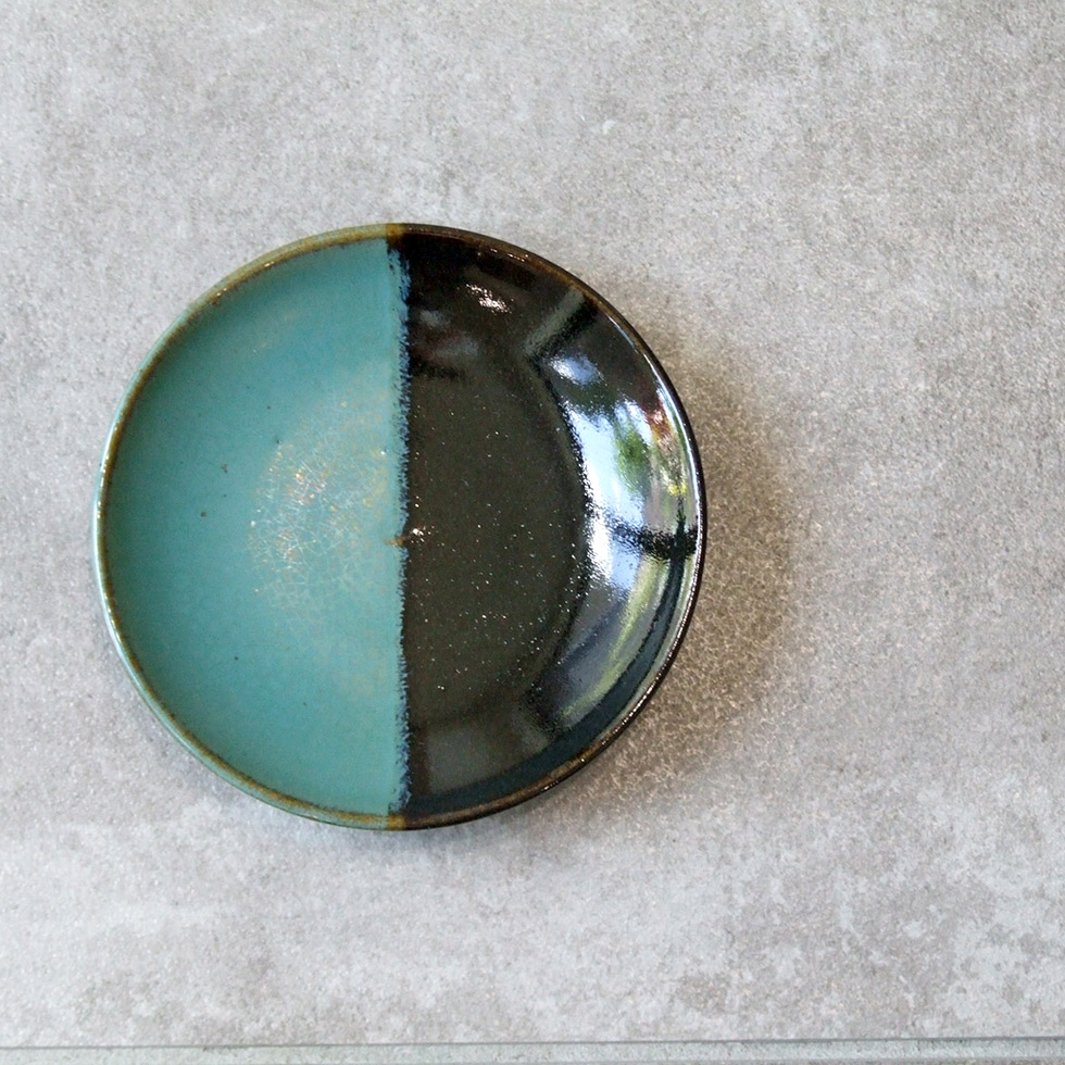 鳥取の民藝 牛ノ戸焼窯元 4寸皿 小皿 黒と緑の染分 B : おまめ - 通販