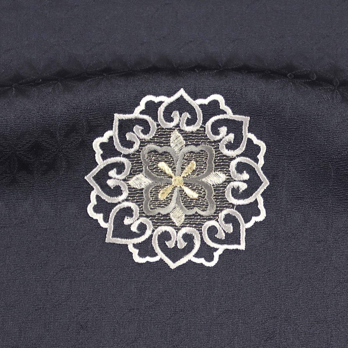 小紋 反物 -63- 刺繍 黒 華紋 飛び柄小紋 紋意匠ちりめん 正絹 絹100