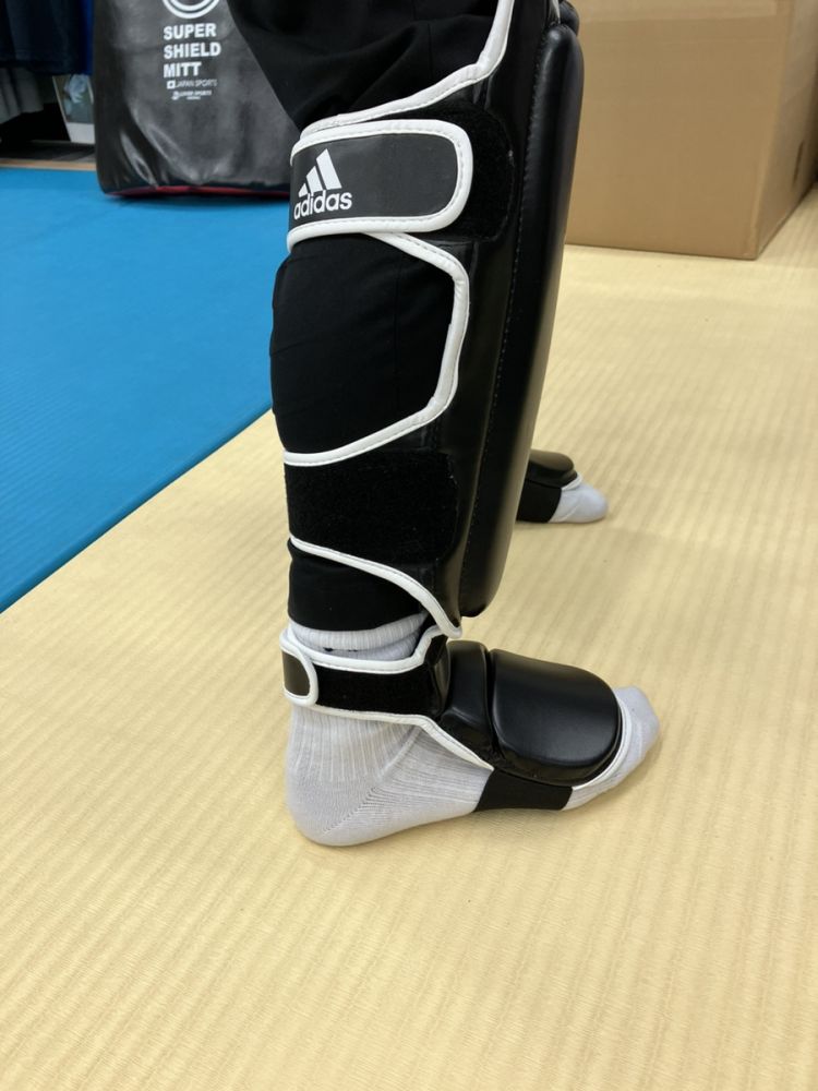 adidas（アディダス） 空手 キックボクシング格闘技 レッグガード