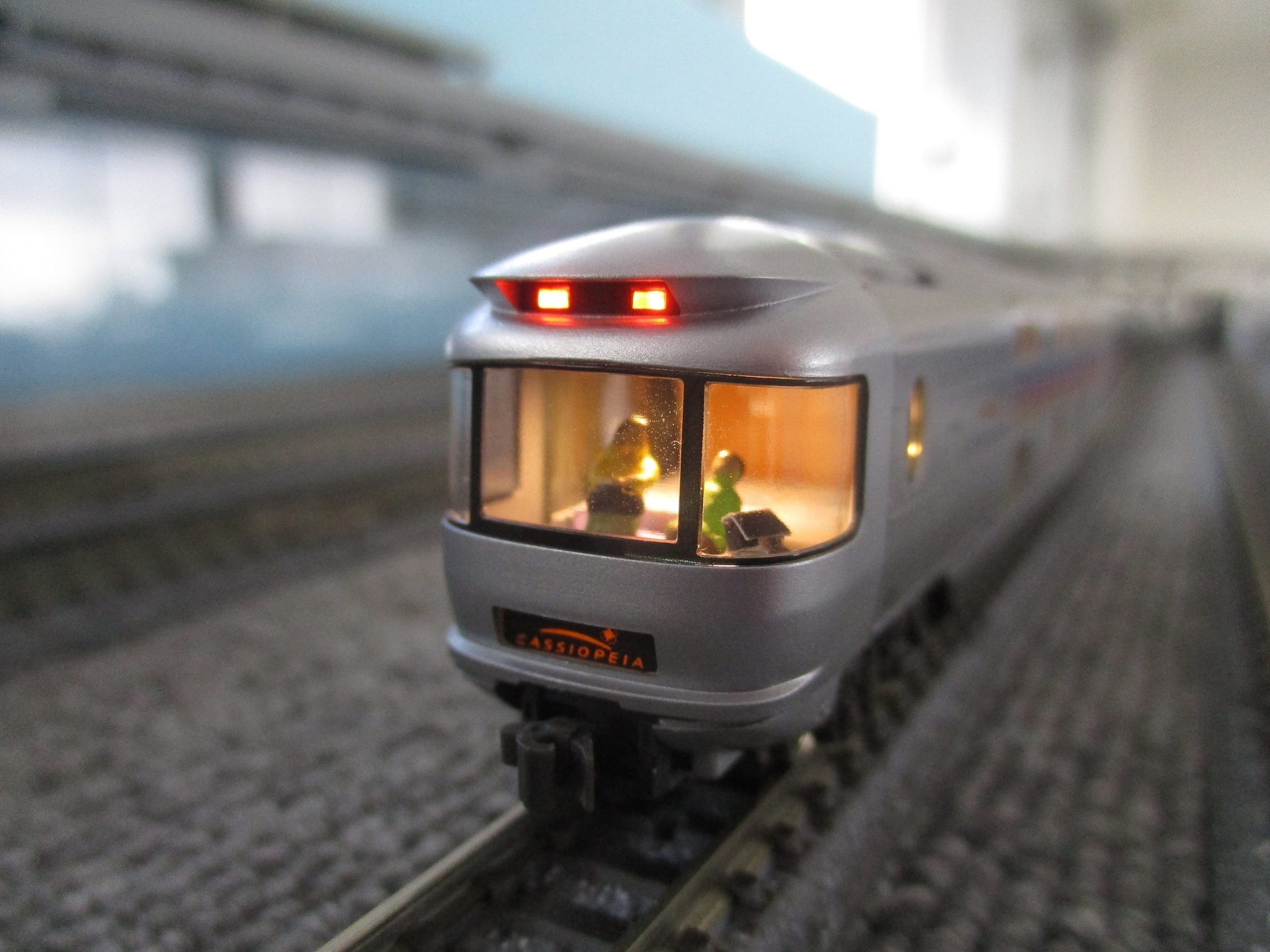 グランライトS”の個室寝台車両への取付11(KATO E26系編3): 庄龍鉄道 製作記