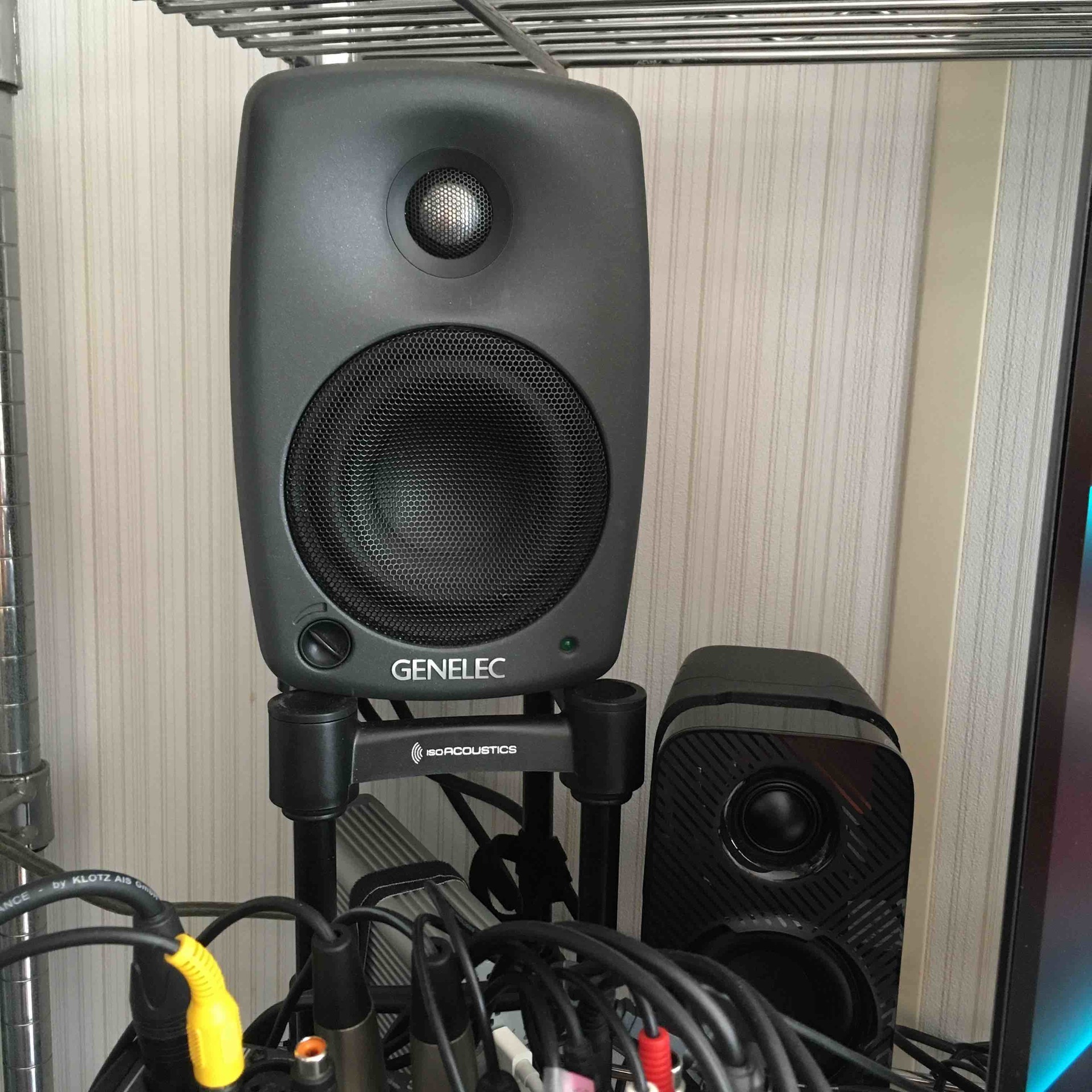 IsoAcoustics ISO-L8R130 卓上用スピーカースタンドを導入: shigenの気