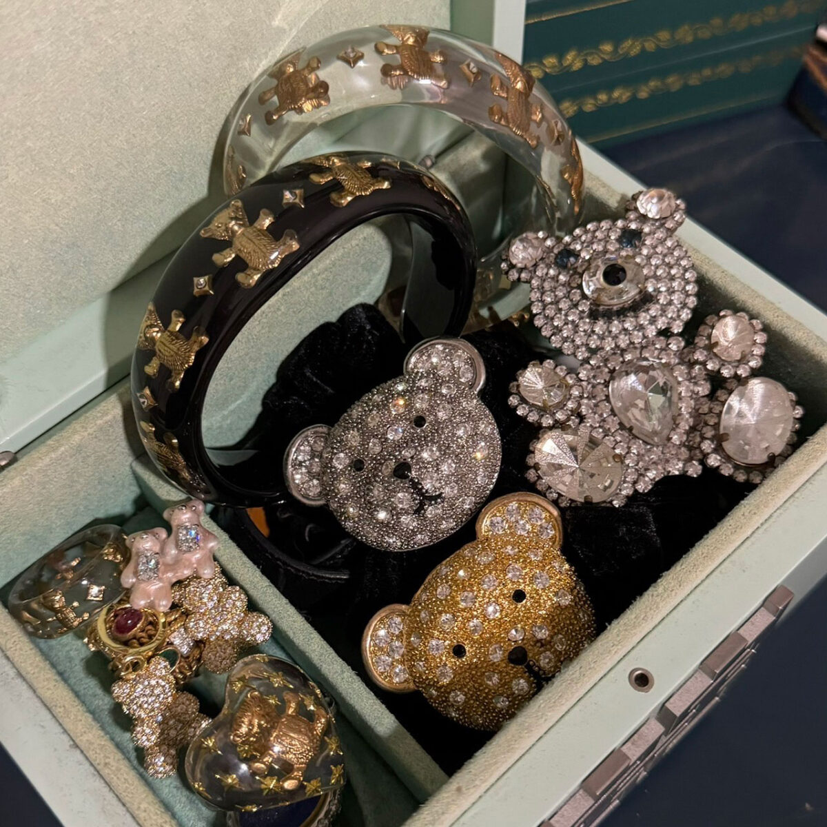 第十九回「クマグッズ」スタイリスト相澤 樹の素敵すぎる収集癖 – 装苑