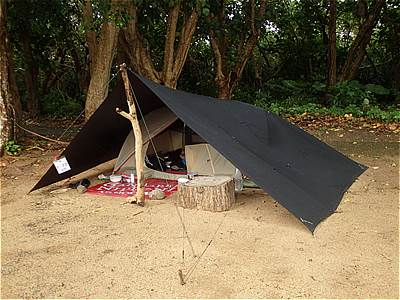 タープ一本張りのテクニック - 1本のポールだけでタープを張る方法