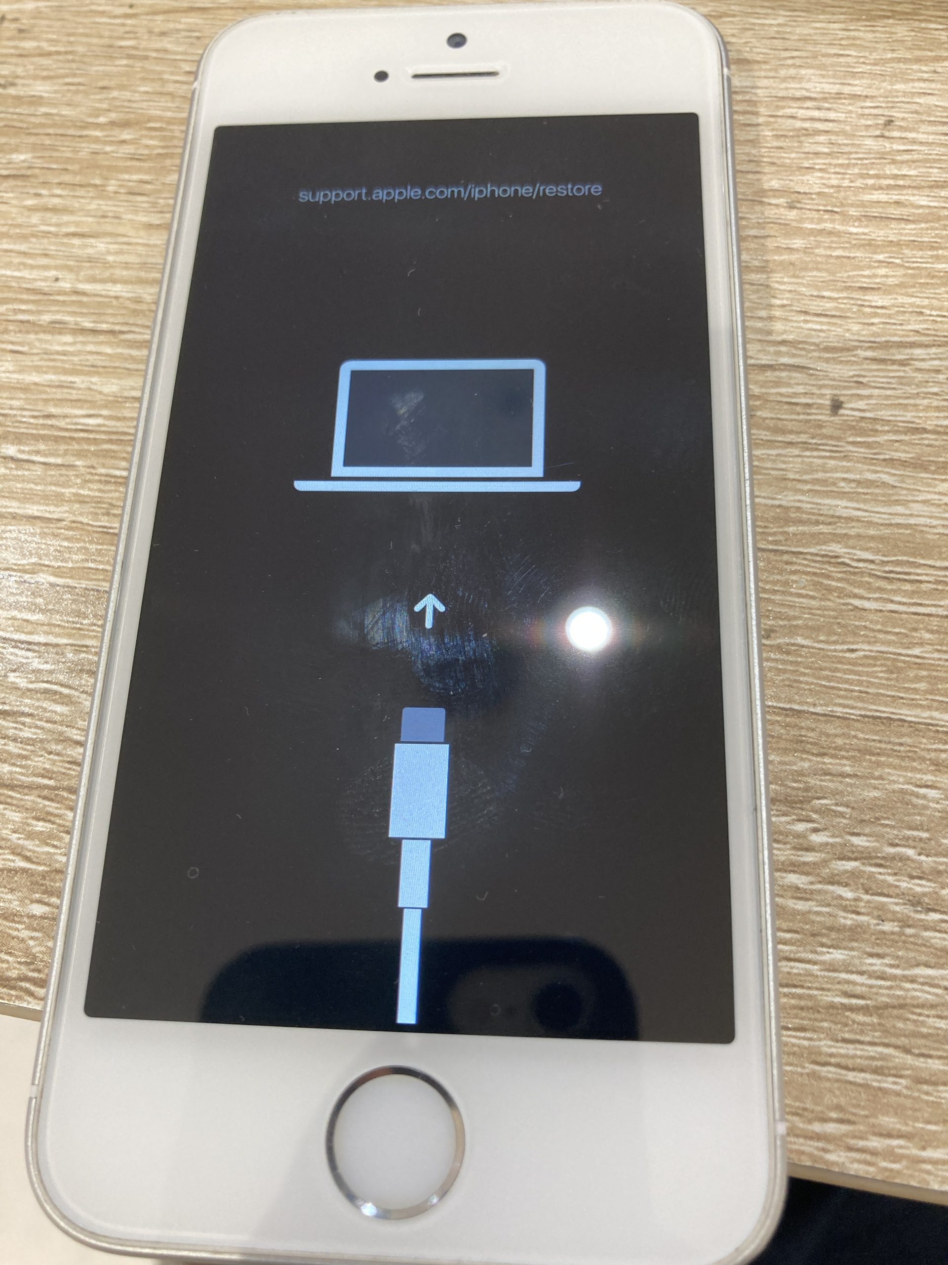 リンゴマークがループしてiPhoneが起動しないそんな時の対処方法とは