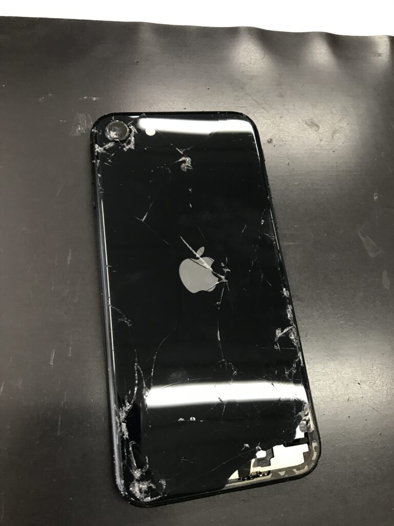 iPhoneSE3】背面ガラスがバキバキに割れてしまった…背面修理にも対応し
