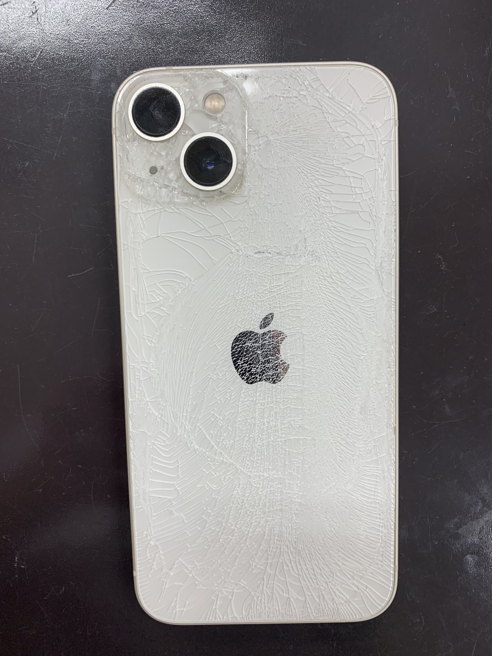 アイフォン13】背面がバキバキに割れたiPhone13の修理 – iPhone修理