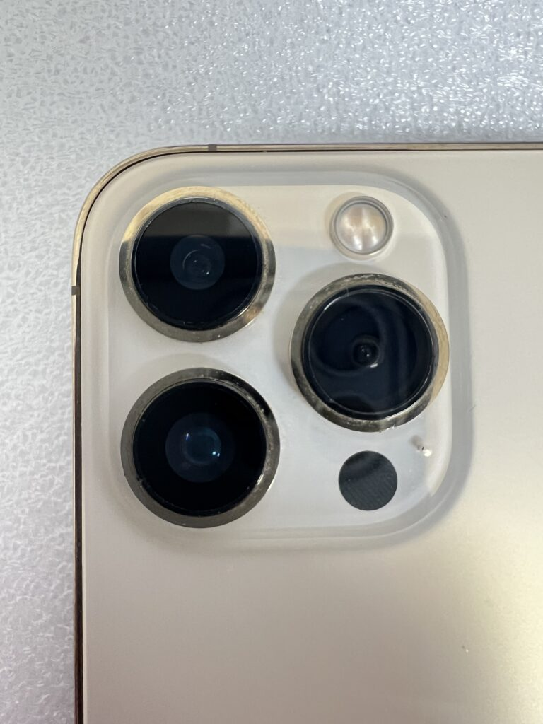 3箇所中2箇所が破損😢 カメラレンズ – iPhone修理やバッテリー交換なら