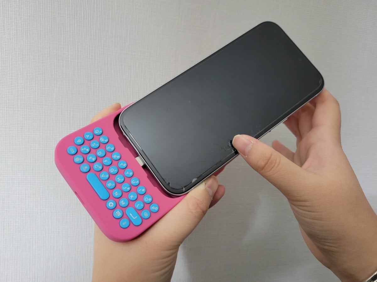スマホがガラケー風に大変身!?」世界初のiPhone一体型モバイル