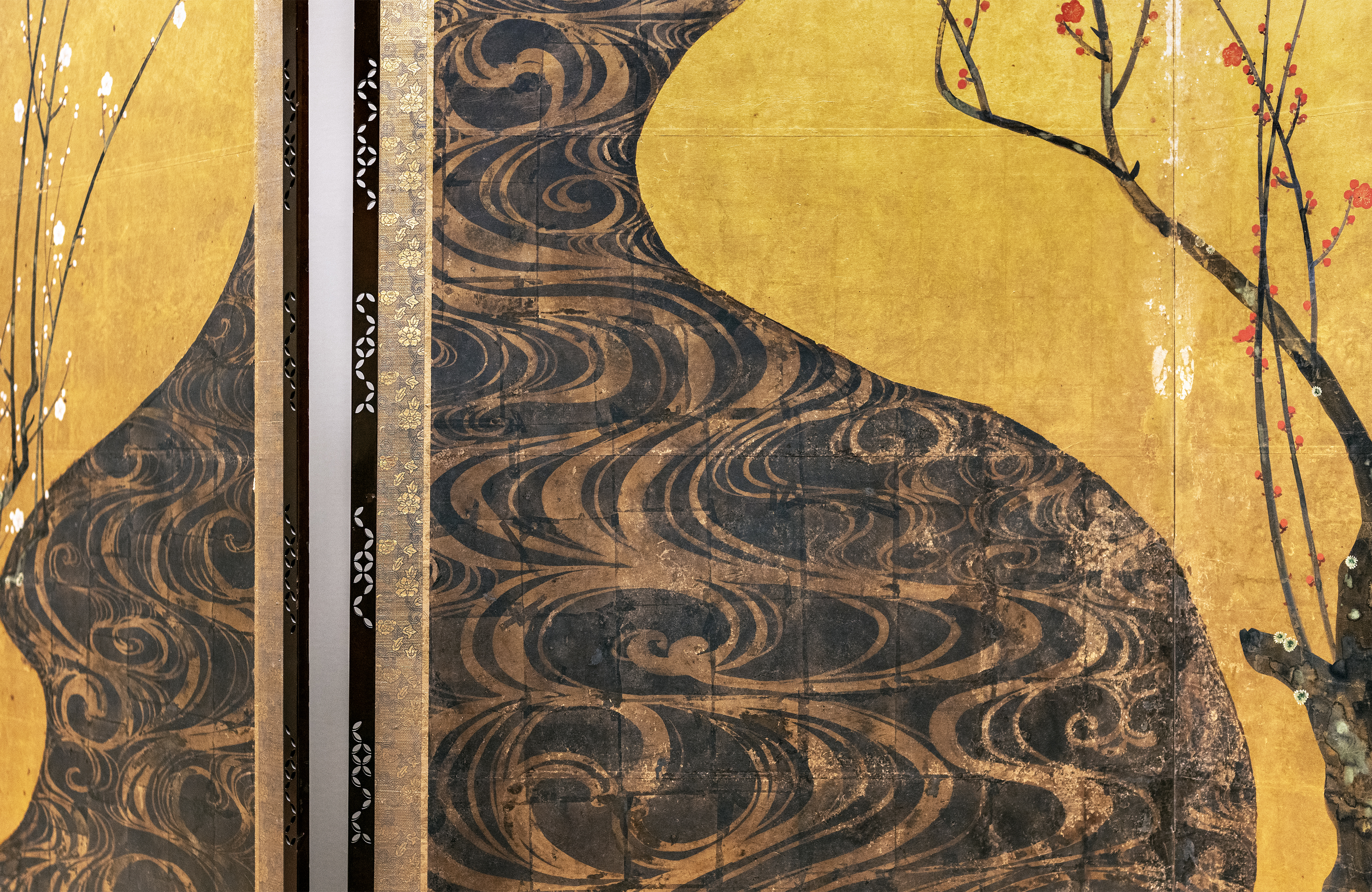 Smarthistory – Ogata Kōrin, Red and White Plum Blossoms