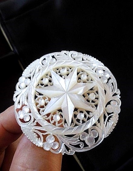 祈りを込めて手彫りされたブローチ マザーオブパール 3，7cm
