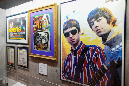 オアシス、デビュー30周年を記念した展覧会『リヴ・フォーエヴァー