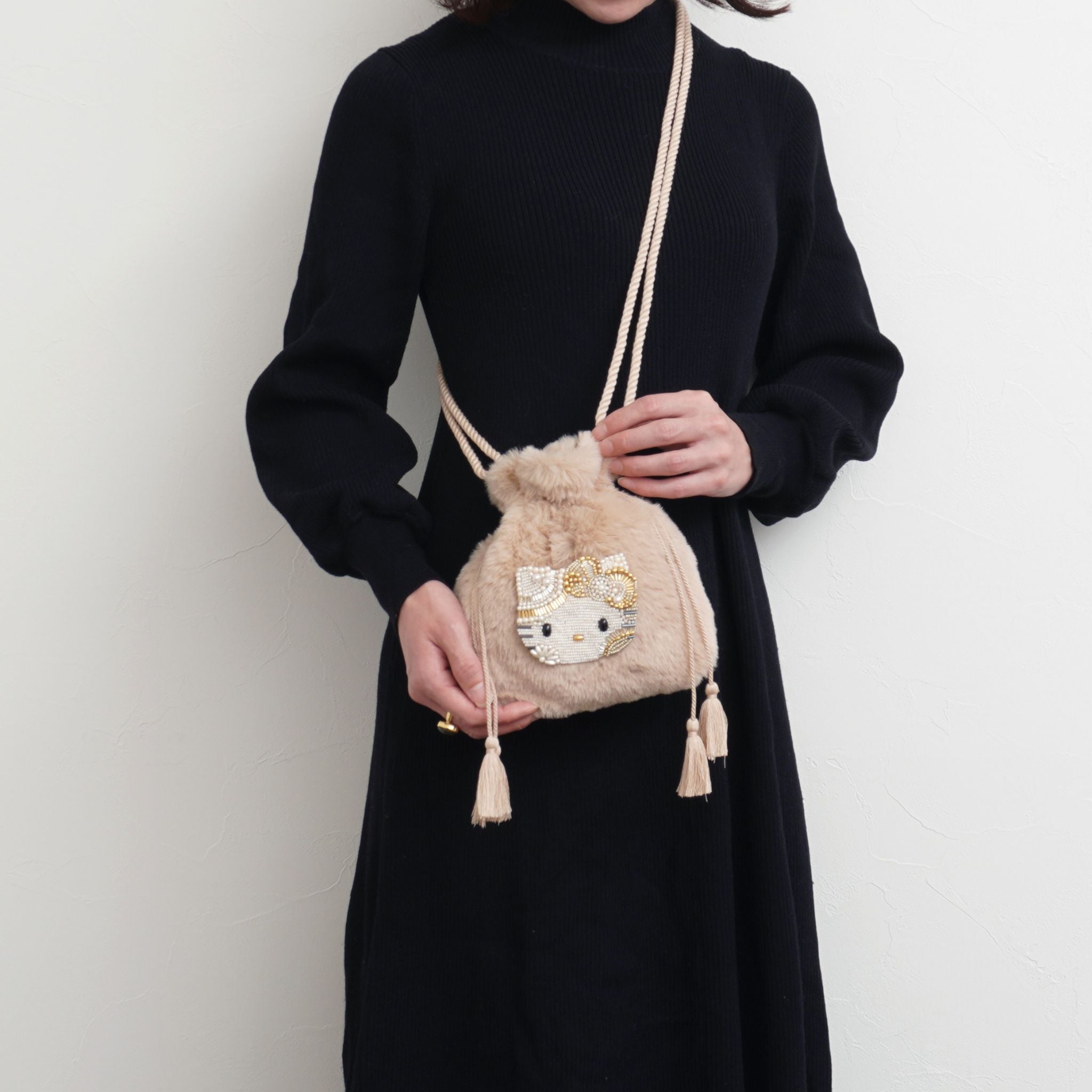 ハローキティ ビーズ刺繍 ファー 巾着バッグ【直営店限定】 – MAYGLOBE