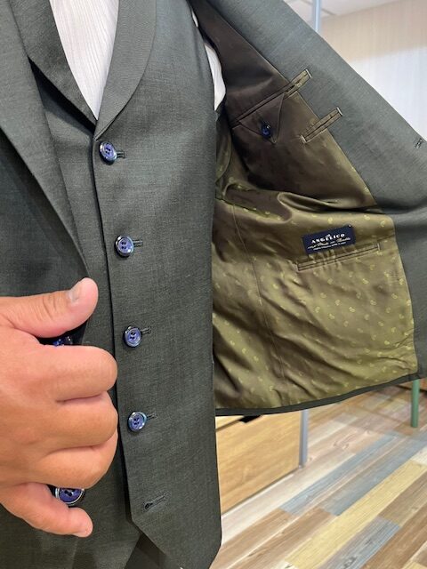 シングルピーク&スリーピースでドレッシーなグリーンスーツ「ANGELICO