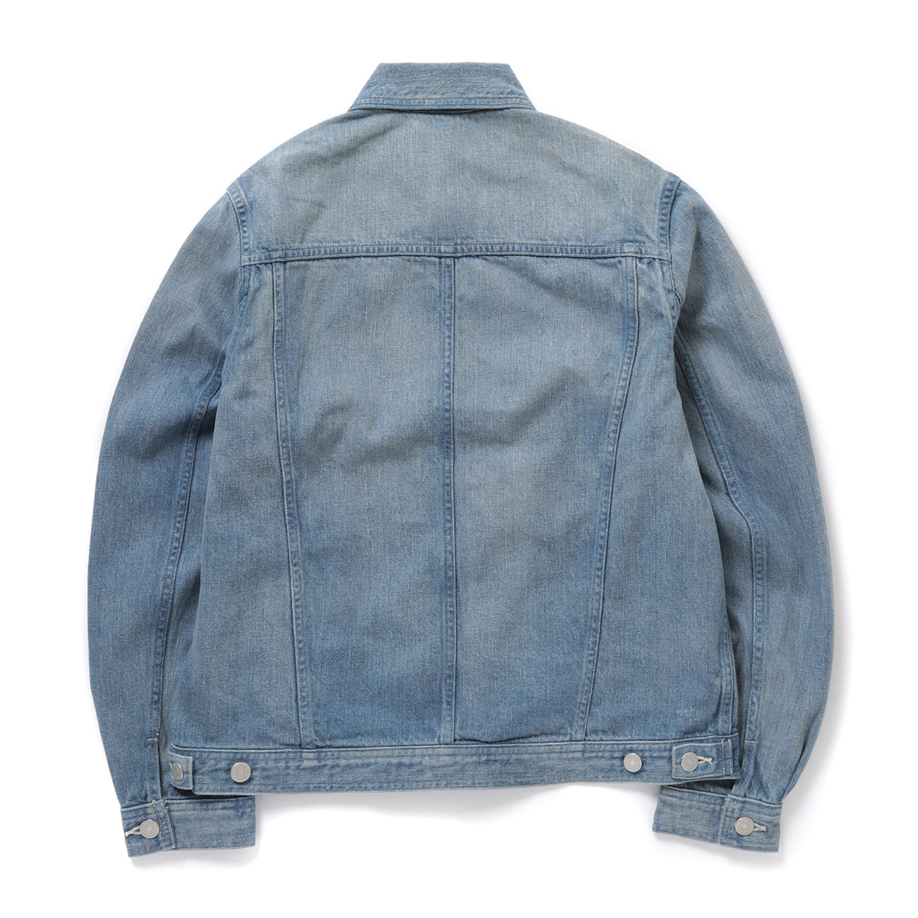 洗練された生地で定番アイテムをワンランクアップ。『AURALEE