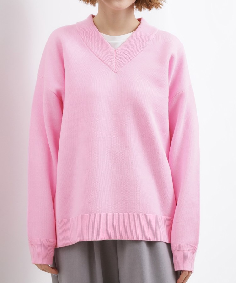 ラフさときれいめを両立する、大人のスウェットライクVネックニット
