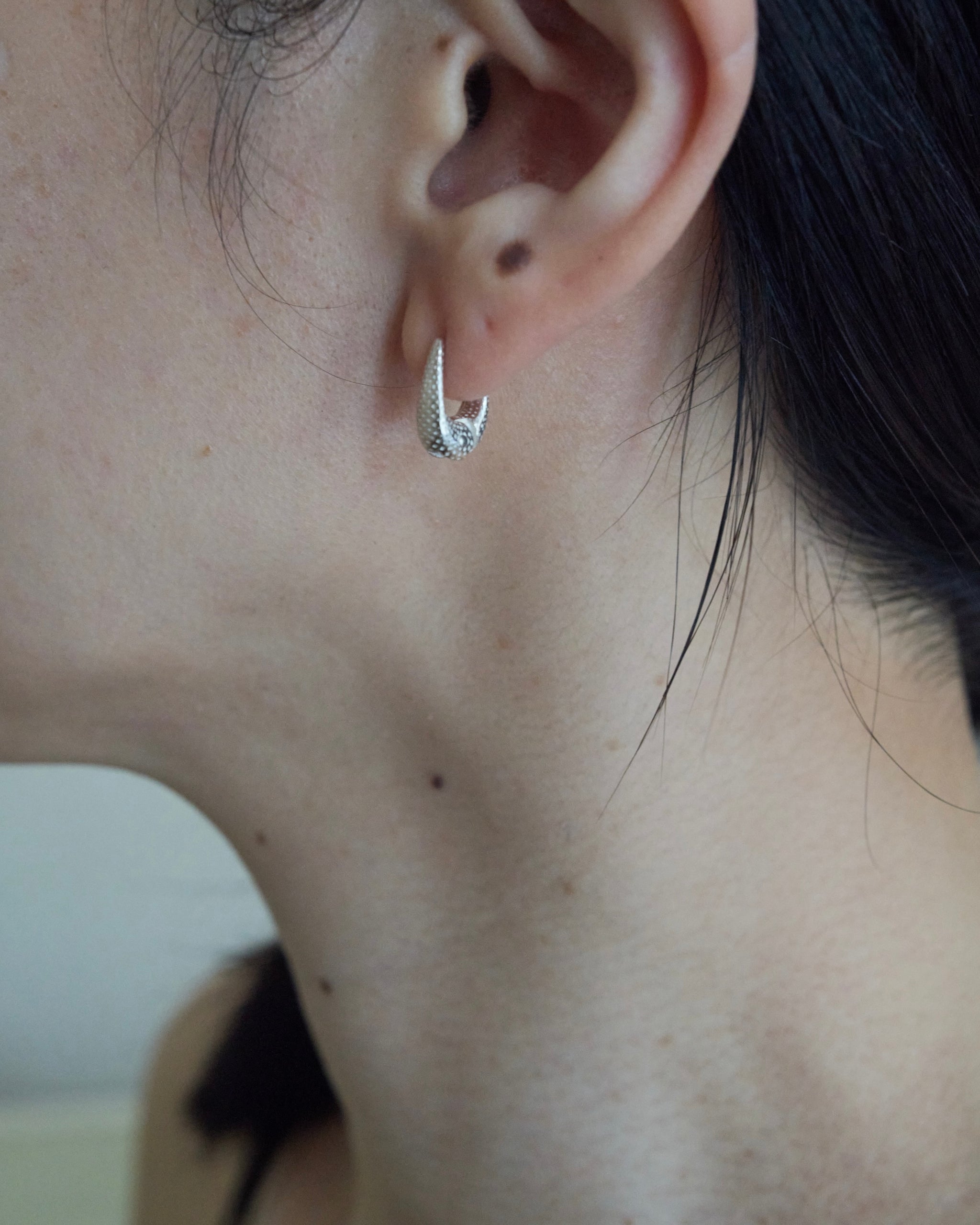 TINY DOT THIN HOOPS｜R.ALAGAN(ララガン)公式通販｜ドットピアス